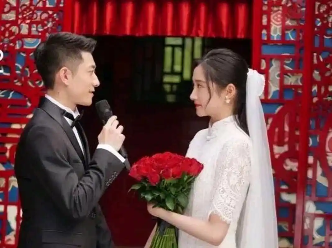 在一次采访中,记者问张一山:"如果杨紫结婚了,你会送多少礼物呢?