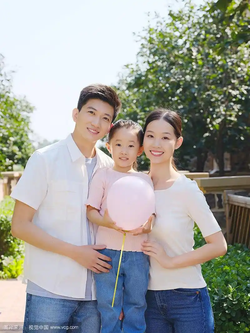 快乐的三口之家在户外合影