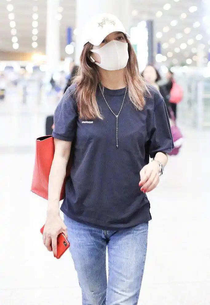43岁赵薇机场秀,短t恤搭配牛仔裤,简单私服穿出好气质
