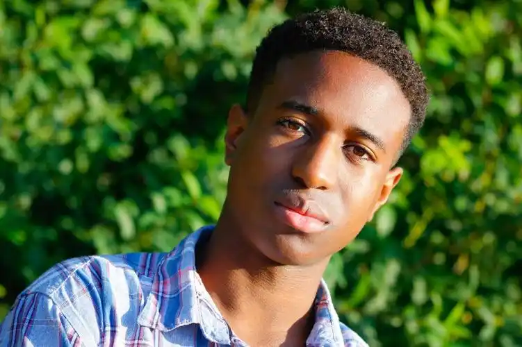 皮肤黝黑的男青年图片第10张