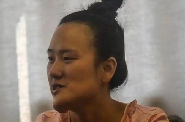 歪脸女孩整容后大变样网友称她为女神她还愿意回山里吗