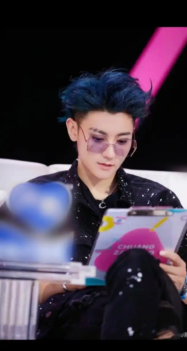 黄子韬又瘦回exo时期的那个他了!颜值重回巅峰,这大长腿,令人羡慕不已