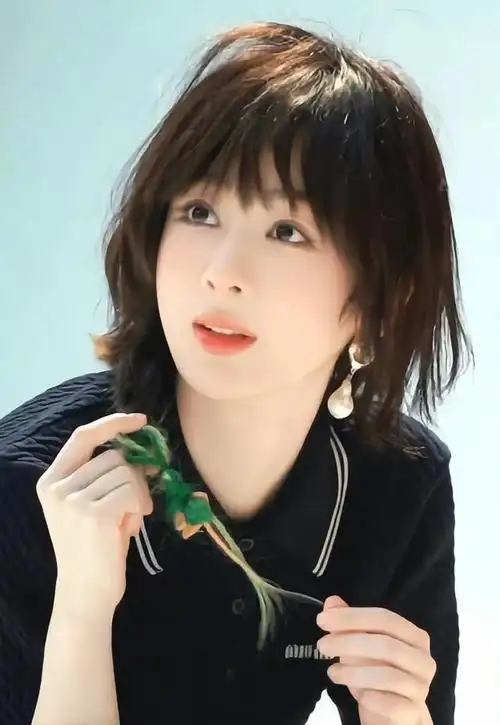 粉丝大赞杨紫短发麻花辫造型好美,像花美男,网友:你们就夸吧|发型