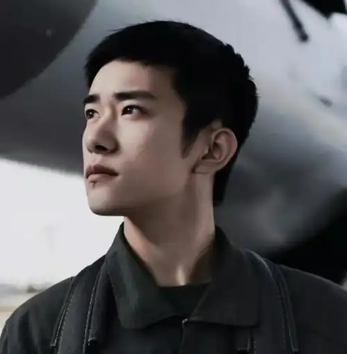 易烊千玺寸头照片也太帅了吧,果然寸头是检验颜值的最后手段