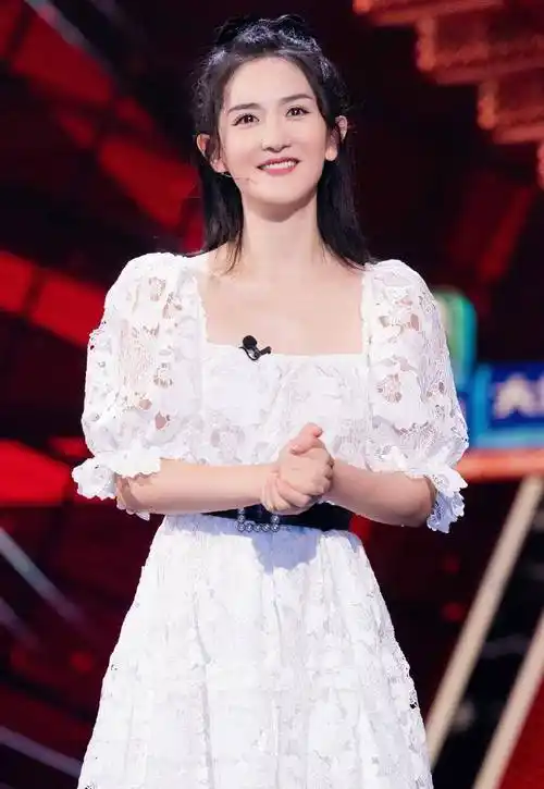 谢娜生完2胎重新出发,演员出身的她,当主持人何以屡遭非议?