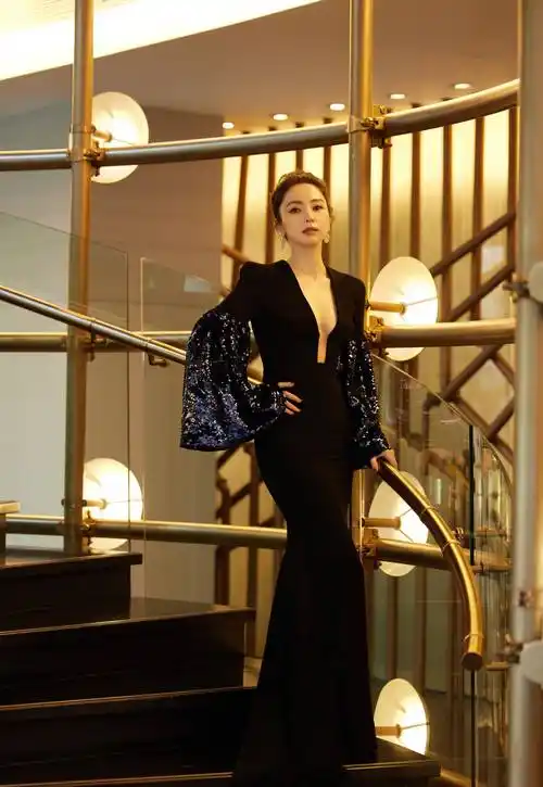 董璇一袭深v修身亮片裙勾勒出完美身材,时尚撩人
