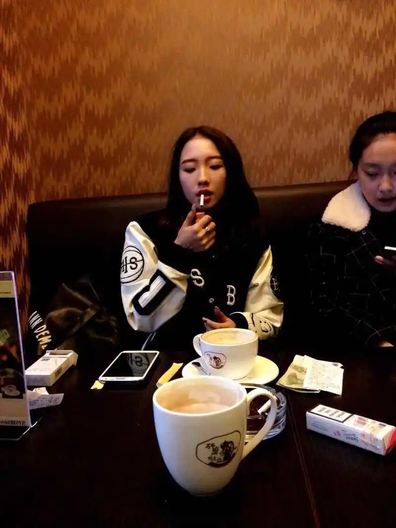 深夜瓜,有网友投稿了孟美岐出道前抽烟的一组照片!你们见过吗