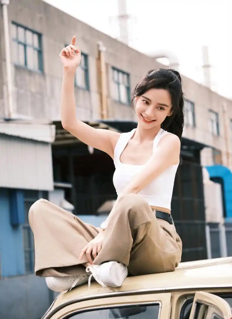 杨颖angelababy梳高马尾坐车上拍美照,清新白背心加咖色休闲裤减龄