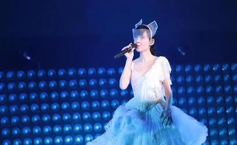 周慧敏深情演唱 献唱名曲《最爱》和《爱你多过爱他》 身着华丽长裙