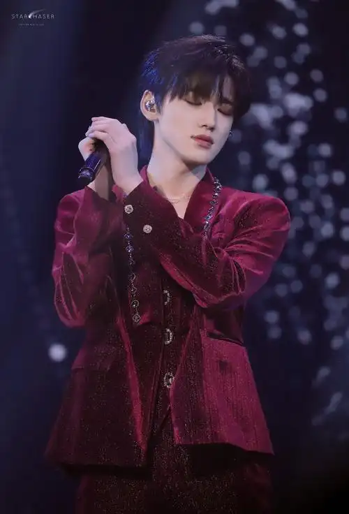 去年今日宋亚轩冷风吹舞台直拍宋亚轩红丝绒西装造型