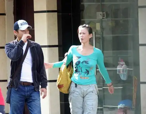 组图骆达华与妻悠闲逛街发生争执惹红颜甚怒