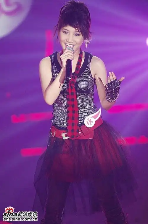 图文:超级女声总决赛6进5--纱裙性感动人