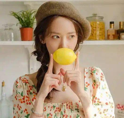 林允儿时尚潮流写真,每一张都是那么的清纯可爱_女明星_衣服_气质