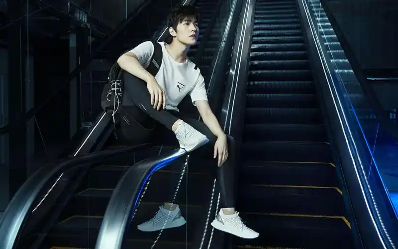 杨洋街头运动风帅气高清桌面壁纸