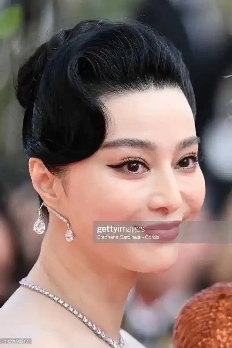 法令纹皱纹全体现在镜头面前,而且还有种姨母感,你相信这是范冰冰吗?