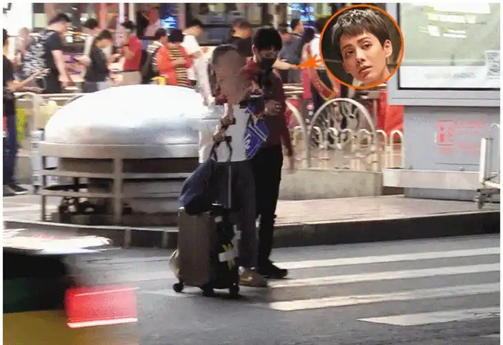 宁静混血儿子曝光,高大又帅气