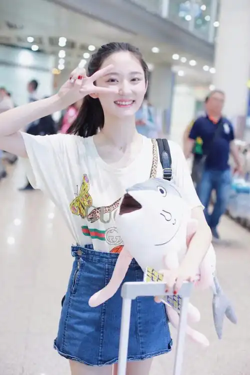 创造101王莫涵淘汰回京 粉丝铺花路接机人气火爆