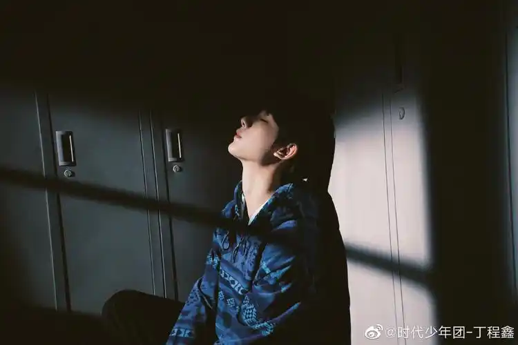 丁程鑫光影侧颜随拍,"阳光还是月光" 是动人又迷人的鑫光