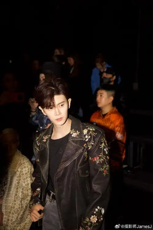 任嘉伦#一身黑色绣花皮衣太炸裂了吧