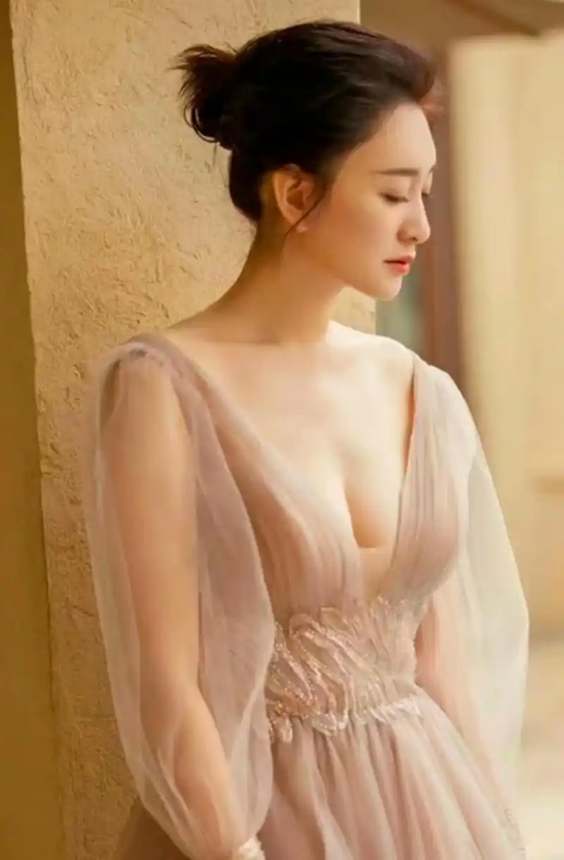 李小冉的肉色纱裙看着真的很好看,显得很妩媚