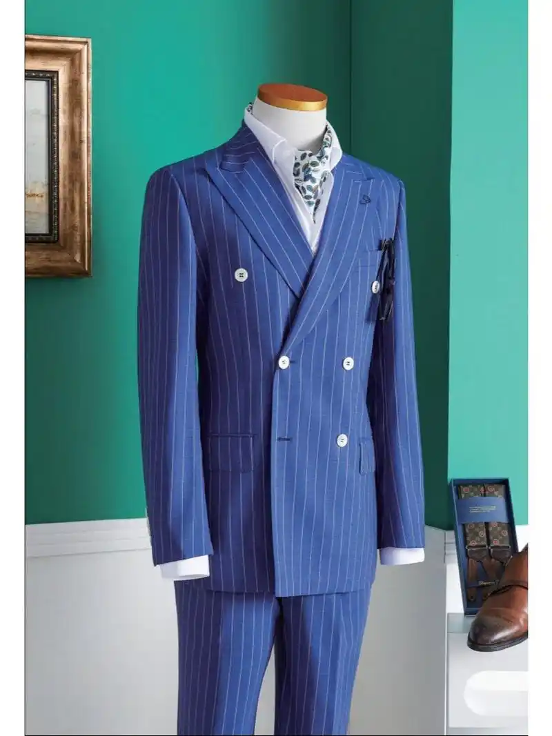 蓝色条纹西装配什么样的领带或者是领结呢?