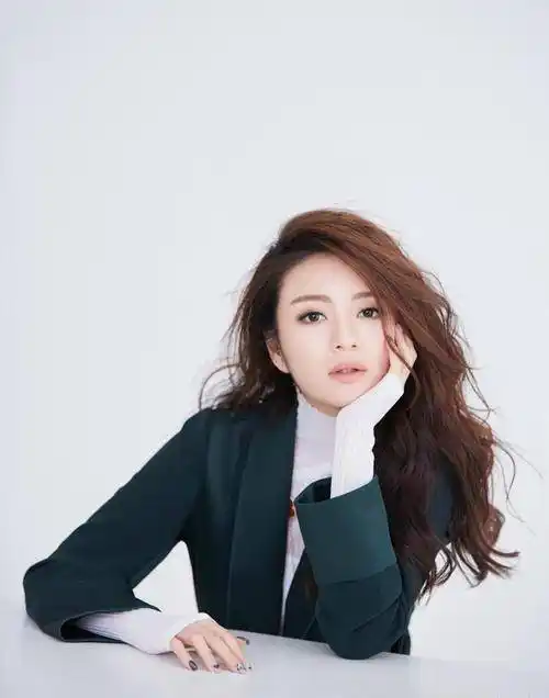 漂亮姐姐安以轩,戏好人也美,穿搭更是青春活力_旗袍_感觉_一身