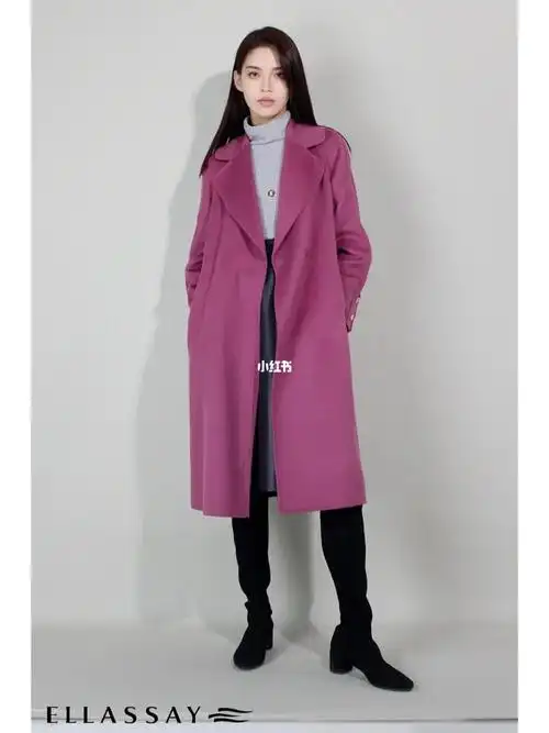 玫红色大衣优雅女人味