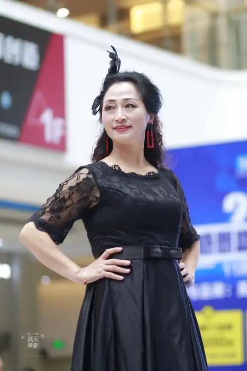 中…… 写美篇   2018年11月25日,于鑫金汇观某中老年模特公开展示