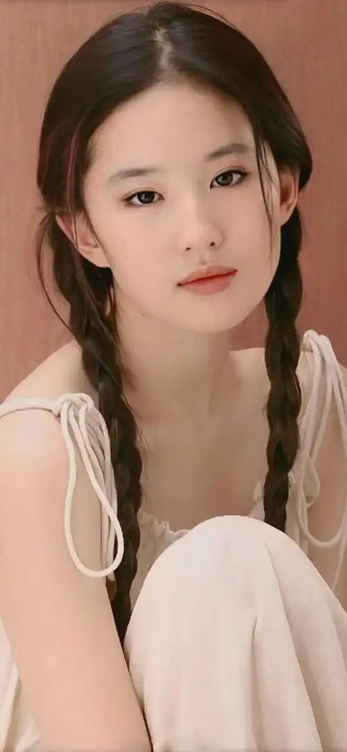 刘亦菲也有驾驭不了的发型,赫本的刘海在她头顶,感觉不太搭调|盘发|麻