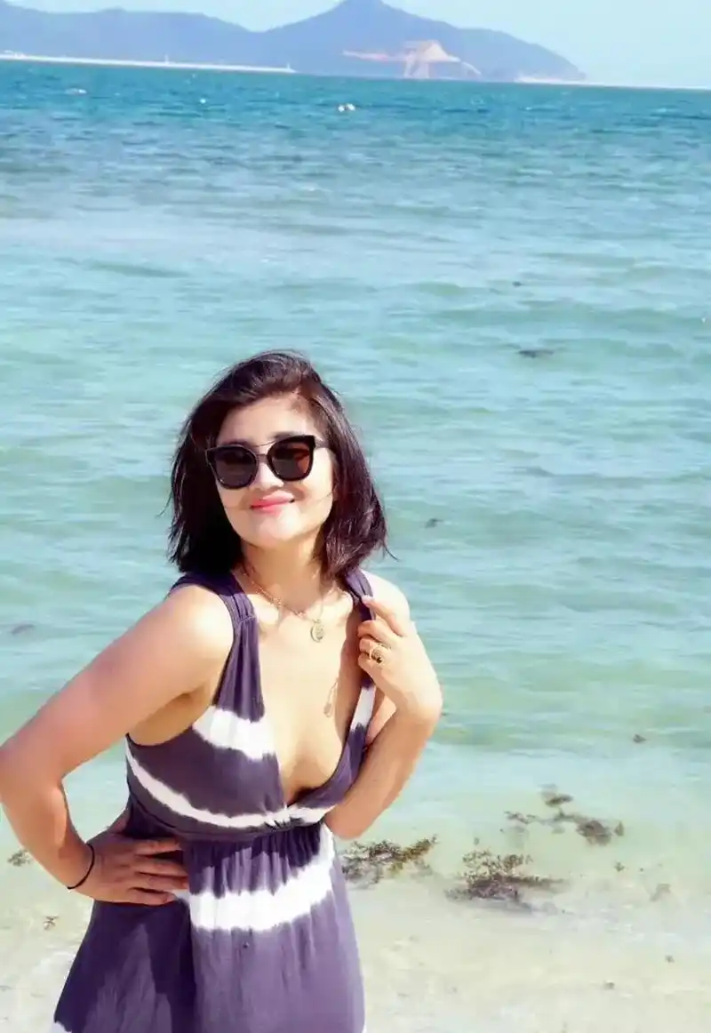 动态创作月# 歌手降央卓玛海边素颜自拍,她散着着秀发化着精美妆面