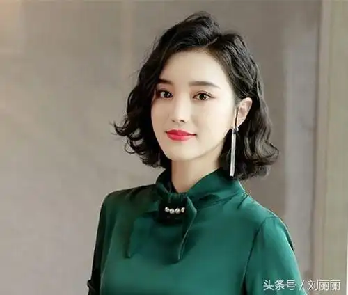 中年女性发型别乱烫,这样烫优雅时尚有气质,千万别错过