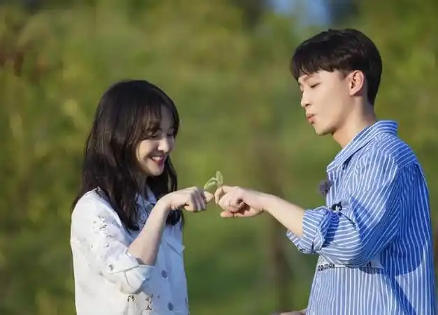 郑爽现状:形象邋遢颜值不再,自爆穷困潦倒只能喝自来水为生|张翰|张恒