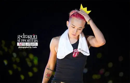 跪求gd权志龙世巡香港场头戴小皇冠的图片!