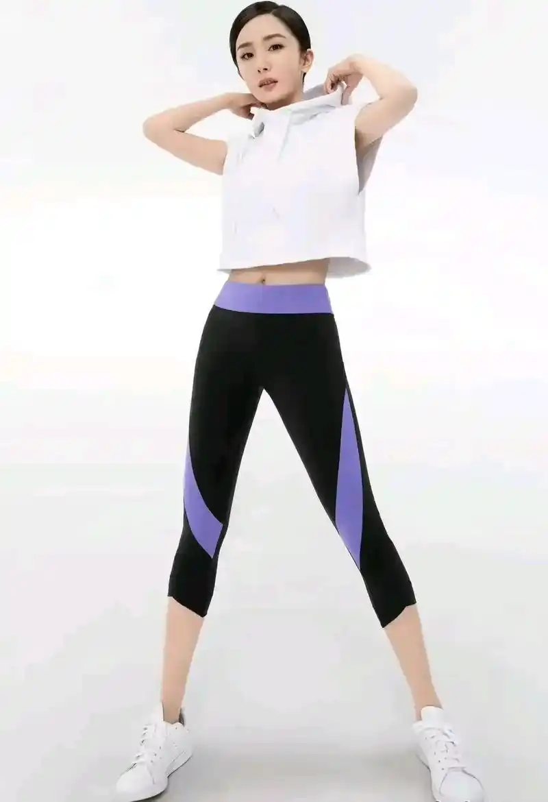 杨幂晒滑板照,一身紧身运动装下裤子成最大亮点