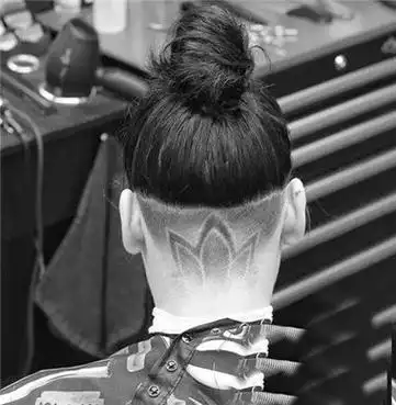 铲青头女后脑勺图案 女生半短发铲青头