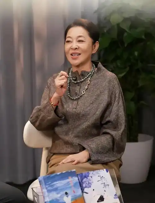 倪萍在65岁的年纪通过自学针灸治好了老母亲的大小便失禁症状