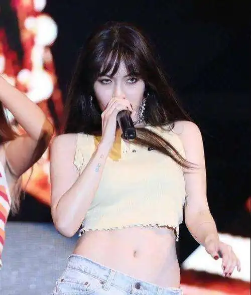 小野马泫雅晒性感自拍躺床上穿吊带露香肩眼神魅惑太撩人