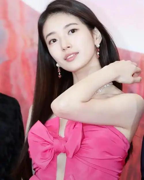 韩国这一晚,明星全体哑光,裴秀智敢穿艳色礼服,汤唯用中文主持