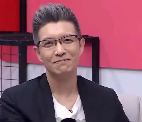 康辉作为新闻联播的主持人,也被称为现在的"央视一哥",但他也没能逃过