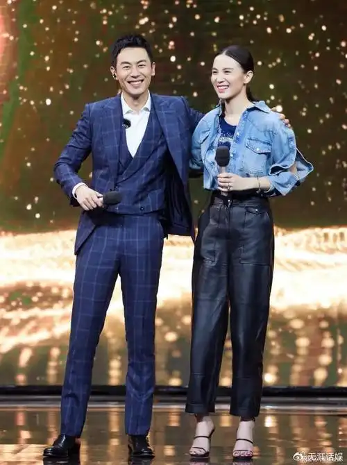 宋佳参加活动生图曝光,肩膀种花花痕迹明显,身材丰腴人高马大