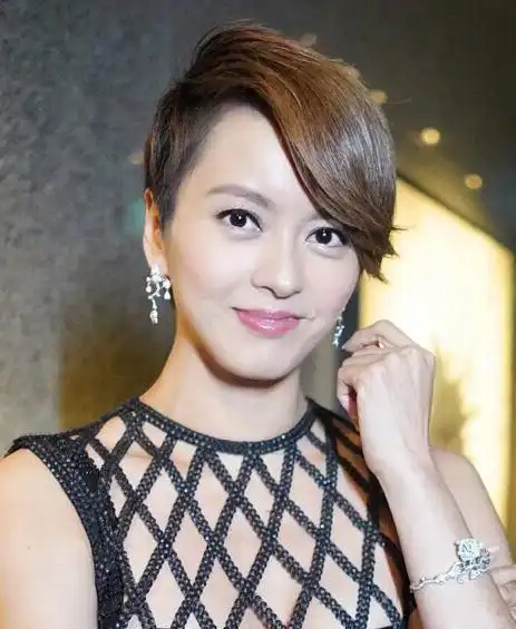 梁咏琪胆子也太大了点穿着镂空设计的黑色衣裙就出门真绝了