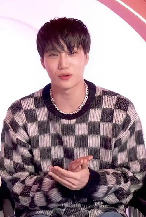 边伯贤逆生长朴灿烈帅气,吴世勋长发靠颜值撑_直播_金钟仁_发型