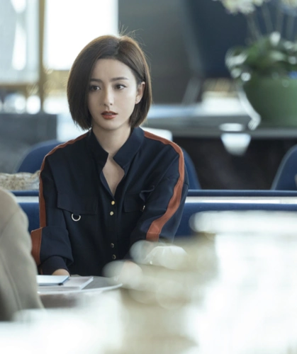 佟丽娅爱的厘米化身酷飒机长百变演绎冬日潮酷穿搭太吸睛