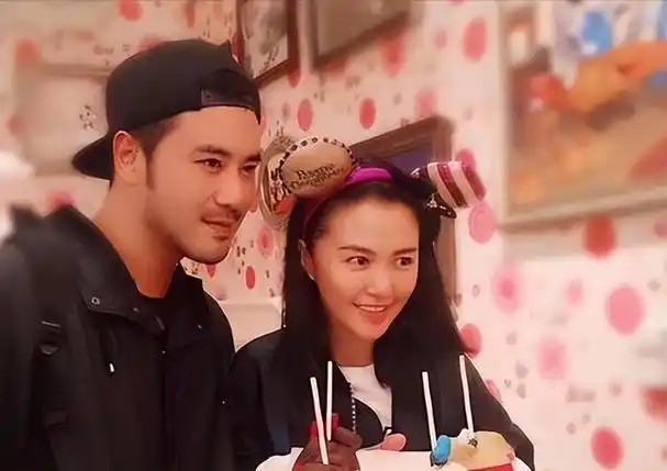 40岁的著名音乐家谭维维,就选择了与众不同的生活方式,她和丈夫陈亦飞