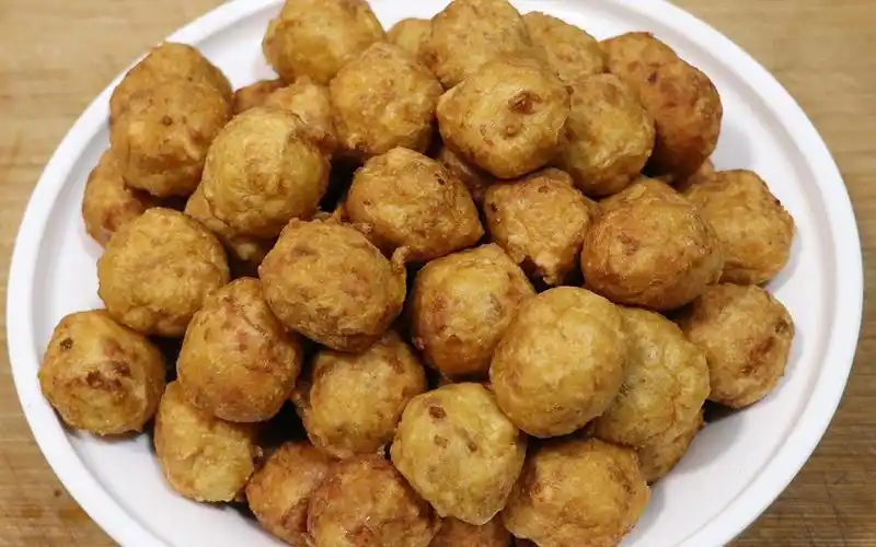 油炸肉丸子,有人加面粉,有人加淀粉,都不对,教你这样做倍儿香