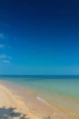 海滩,沙滩,绿松石水和蓝天