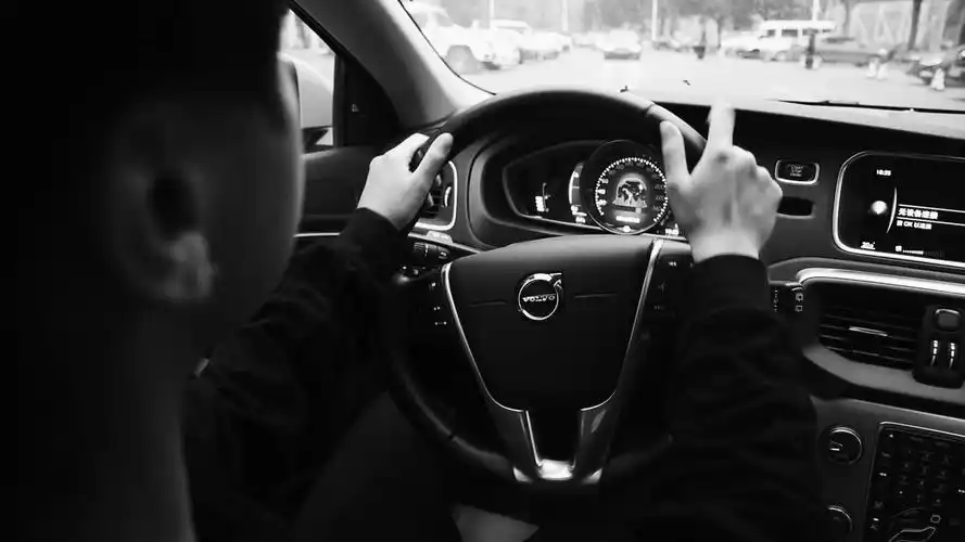 美腿体验!为啥女司机穿高跟鞋开车会不安全?