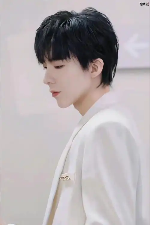 刘宇宁就是帅!就是帅!现代的妆发也帅!
