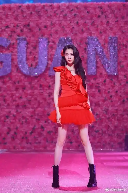 关晓彤红玫瑰女团造型##王牌对王牌