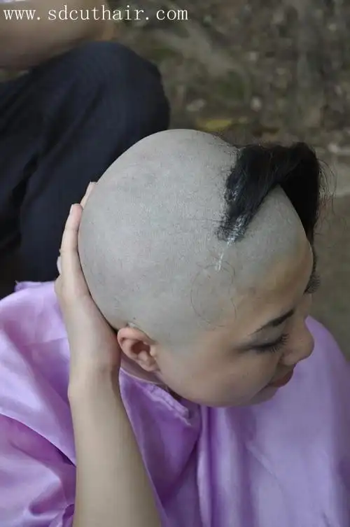 用剃刀给重庆mm刮光头深度00819